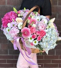 Композиция солнечный день в Алексеевке Самарской области Цветочная композиция из Розы, Хризантемы, Пионы и Лизиантусы в корзине в Алексеевке Самарской области