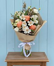 Букет яркий комплимент в Алексеевке Самарской области Букет цветов из:  Альстромерии, Лизиантусы, Розы и Хризантемы в Алексеевке Самарской области