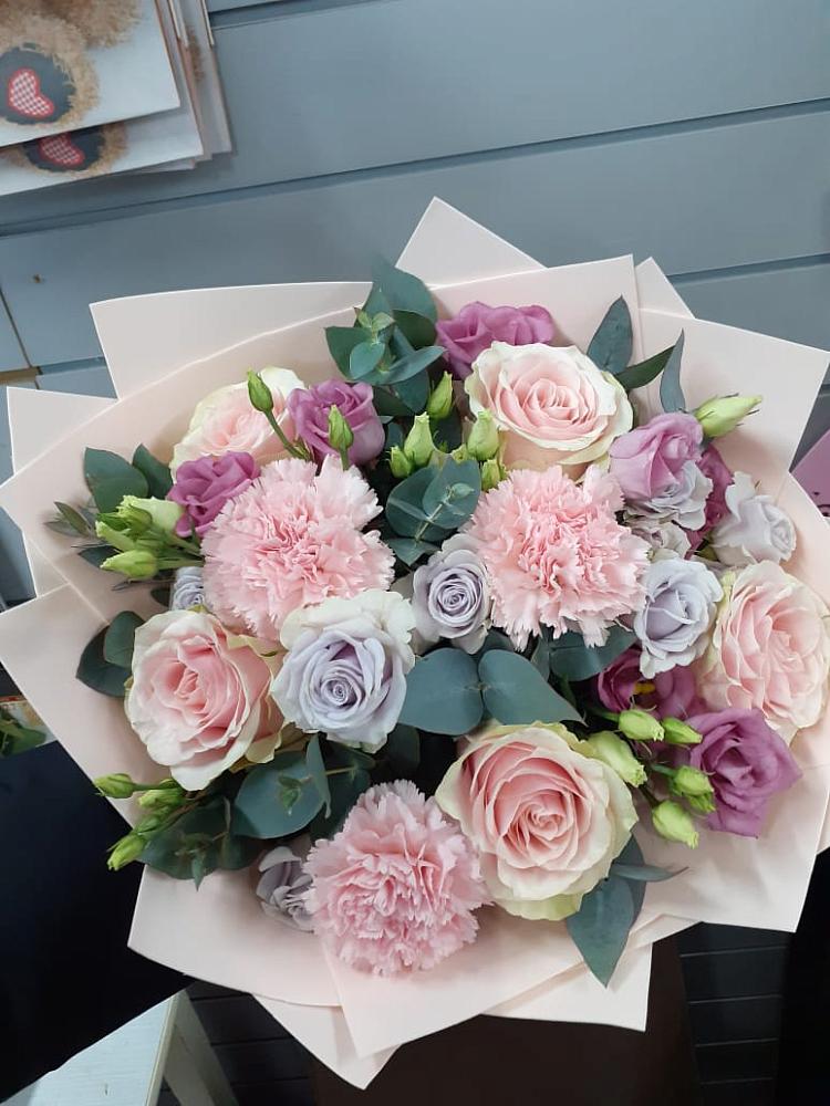 Букет обаятельный в Алексеевке Самарской области Букет цветов из: Розы, Гвоздики и Лизиантусы в Алексеевке Самарской области